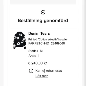 Svart hoodie med blommönster från Denim Tears - Snygg svart hoodie från Denim Tears med ett unikt blommönster i vitt. Perfekt för dig som vill sticka ut med stil. Hoodien har en klassisk passform och är tillverkad i mjukt material för extra komfort.