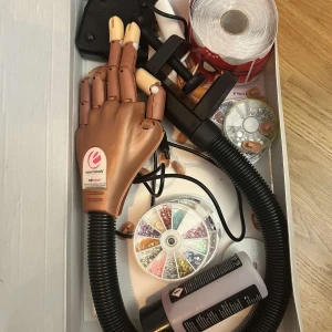 Allt du behöver för att börja göra naglar! - Säljer ett komplett nagelsett med fil, led-lampa, övningshand, gelé, nagelklippare, glitter, dekorationer o såå mycket mer! Allt ifrån nagelgiganten, massa kända märken! Perfekt för dig som vill börja göra naglar. Nyköpt-5000 säljs på bud ifrån 2,500