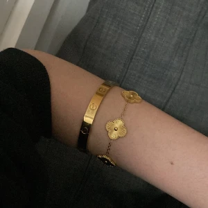 Guldarmband med blommotiv stainless steel - Elegant guldarmband med blommotiv. Armbandet har flera blommor i en kedja som ger en stilren och sofistikerad look. Perfekt för att lägga till en touch av elegans till din outfit. (Van cleef lookalike stainless steel, gold color)
