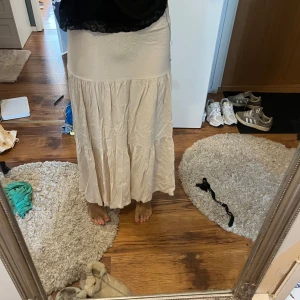 Beige långkjol från Missy - Säljer en elegant beige långkjol från Missy. Kjolen har en luftig passform och är perfekt för varma dagar. Den är tillverkad i ett mjukt material som ger en skön känsla. Passar utmärkt till både vardag och speciella tillfällen.