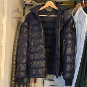 Peak Performance Vår jacka - Tjena, säljer en fet Peak jacka som tyvärr har blivit för liten för mig. Jackan är i ett gott skick och har inte någon slitning eller något fel! Jackan passar perfekt till våren som kommer! Hade sagt att det är en bra vår och höst jacka. Inte någon koll på vad de kostar nya men det är ganska mycket. Jag säljer den för 400!!! men kan gå ner i pris vid snabb affär. Hör av er vid frågor. MVH!