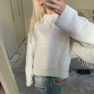 Vit stickad tröja - Säljer denna vita stickade tröjan. Den är lite nopprig, därav priset. Har du någon fråga är det bara att höra av dig🫶🏻