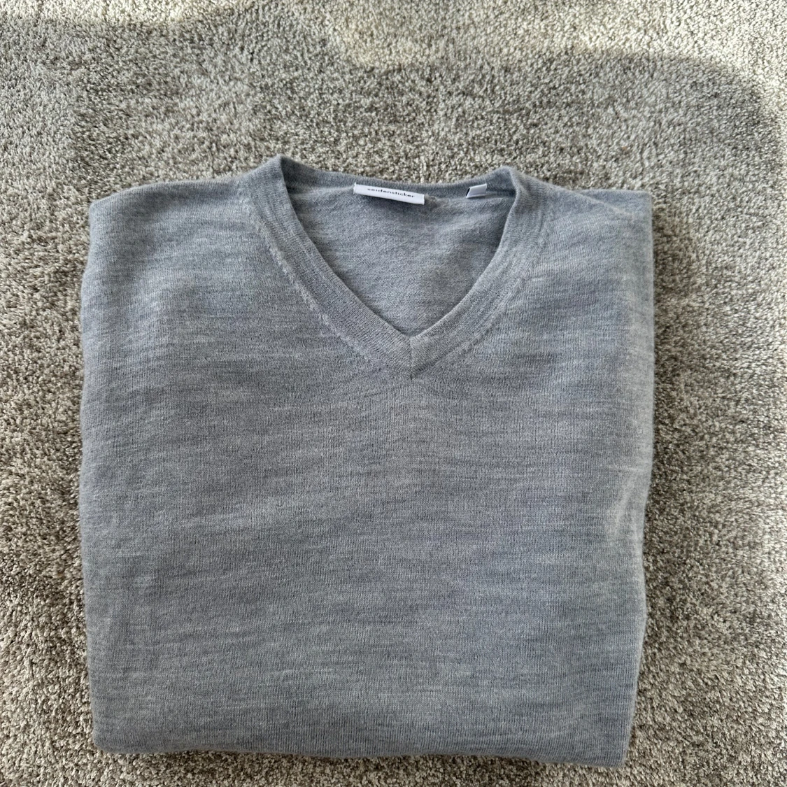 Grå v-ringad tröja