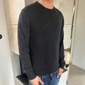 Tröja i merinoull | Uniqlo - Säljer en ruggigt snygg tröja från Uniqlo i merinoull | Storlek: S, modellen på bild är 178cm & väger 70kg| Skick: 9.5/10 | Nypris 600kr, vårat är 349kr | Skriv gärna vid intresse 🤝