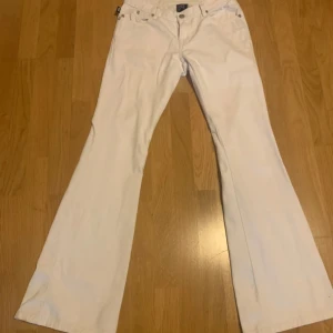Vita Victoria Beckham jeans - Jätte fina vita Victoria Beckham jeans! Köpta på Plick och därför bara använda en gång då dem är för stora för mig.😊står 36/s i byxorna men skulle säga att de är mer 38/m. Perfekta nu inför våren😁Midjemått: 38cm innerbenslängd: 83cm💗