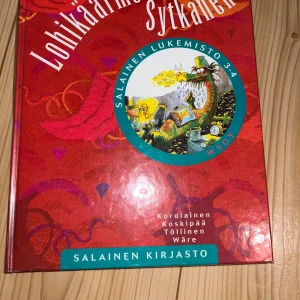 Lohikäärme sytkänen dvd - Lohikäärme sytkänen lastenkirja. Sisältää monta lyhyttä satua. Pariin kertaan luettu. Kissatalous MMM, lisätietoja saa kysymällä Mikäli hinta ei miellytä tarjoa rohkeasti Katsothan myös muut ilmoitukseni