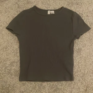 T-shirt - Tröja från H&M som inte kommer till användning. Knappt använd. Den är mörkgrå. 