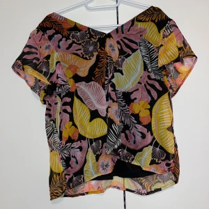 Pusero - Naisten ihana pusero. Takana niskassa menee solmittava nauha. Koko XL  Kaikai n 52cm olkahelma n 57cm Kissatalous MMM Mikäli hinta ei miellytä tarjoa rohkeasti!! Katsothan myös muut ilmoitukseni!!