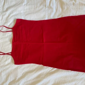 Röd klänning  - Röd klänning från Divided med smala axelband