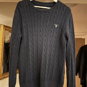 Gant, kabelstickad tröja - Marinblå tröja från Gant. Kabelstickad. Nypris ca 1200kr