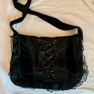 Väska med snörning - Svart axelväska i sammet med snörning och spetsdetaljer. 🖤