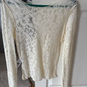 Spets topp - Vit spets topp från pieces, aldrig använd endast testad storlek Xs men funkar på mig som brukar ha s, kom med prisförslag ☺️