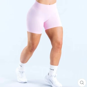 Dfyne impact shorts - Helt oanvända ljusrosa dfyne shorts i impact modellen som är slutsålda på hemsidan!💫 Väldigt värt att köpa här då man måste betala frakt + tull om man beställer från dfyne💗 säljer även ett par likadana i svart