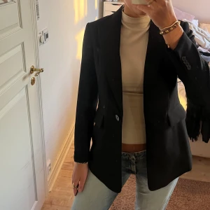 Svart kavaj - Den perfekta kavajen från HM! Säljer då jag har flera svarta redan!🙌🏻Den är i strl 38 och skulle säga att den är lite oversized men ändå nice passform! 