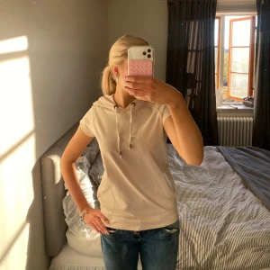 Cool unik hoodie - Cool kortärmad hoodie köpt här på plick, passar xs-s😇