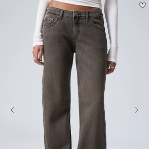 Grå Weekday Arrow Low Straight Jeans - Snygga grå jeans från Weekday i modellen Arrow Low Straight. De har en klassisk femficksdesign och en rak passform. Perfekta för en avslappnad stil.