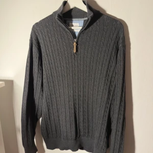 Grå tröja  från Lindbergh - Säljer en stilren grå tröja från Lindbergh. Perfekt för en avslappnad look. Tröjan är gott som ny bara använd få tillfällen. Kontakta gärna mig vid frågor