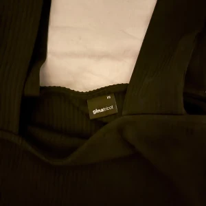 Svart ribbad linnetopp från Gina Tricot - Säljer en svart ribbad linnetopp från Gina Tricot. Toppen har breda axelband och en tight passform