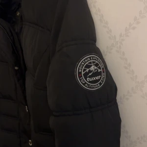 Svart dunjacka från Tuxer - Säljer en fin lång jacka från tuxter!🤍