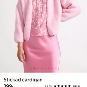 Rosa kofta Lindex - Säljer denna slutsålda rosa koftan från Lindex då jag inte använder den. Mycket bra skick, använd en gång förra året💞
