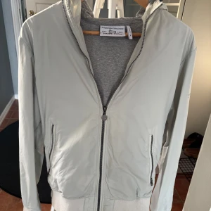 Ljusgrå vindjacka från woolrich - Säljer en stilren ljusgrå vindjacka från Woolrich. Knappt andvänd då den är för liten. Jackan är mer S/M. Skriv gärna frågor vid funderingar.