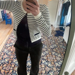 Randig kofta  - Vit randig kofta med spänna upptil