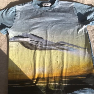 Molo t-shirt - Fet t-shirt som har ett flygplan på framsidan