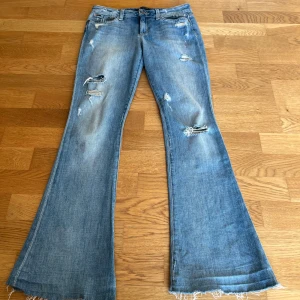 Lågmidjade bootcut jeans - Super fina lågmidjade jeans med hål 🤞🏽 köpta här på Plick (bild 2 från hon jag köpte av) Midjemått: 38cm Innerbenslängden: 77cm❤️‍🔥