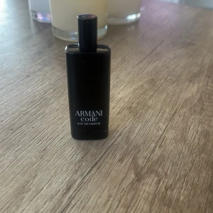 Armani Code Eau de Parfum - Elegant och mystisk parfym från Armani i en stilren svart flaska. Perfekt för den som vill ha en sofistikerad doft med en touch av lyx. Flaskan är smal och hög med en minimalistisk design. Nypris 350-400. Mitt pris 250