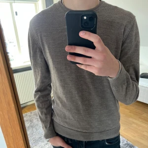 tröja från Daniele Fiesoli - En stilren tröja från Daniele Fiesoli som är 100% merinoull! Storleken är S men den är mer som en XS. Använd ca 10 gånger och nypris är 1600 kr! 