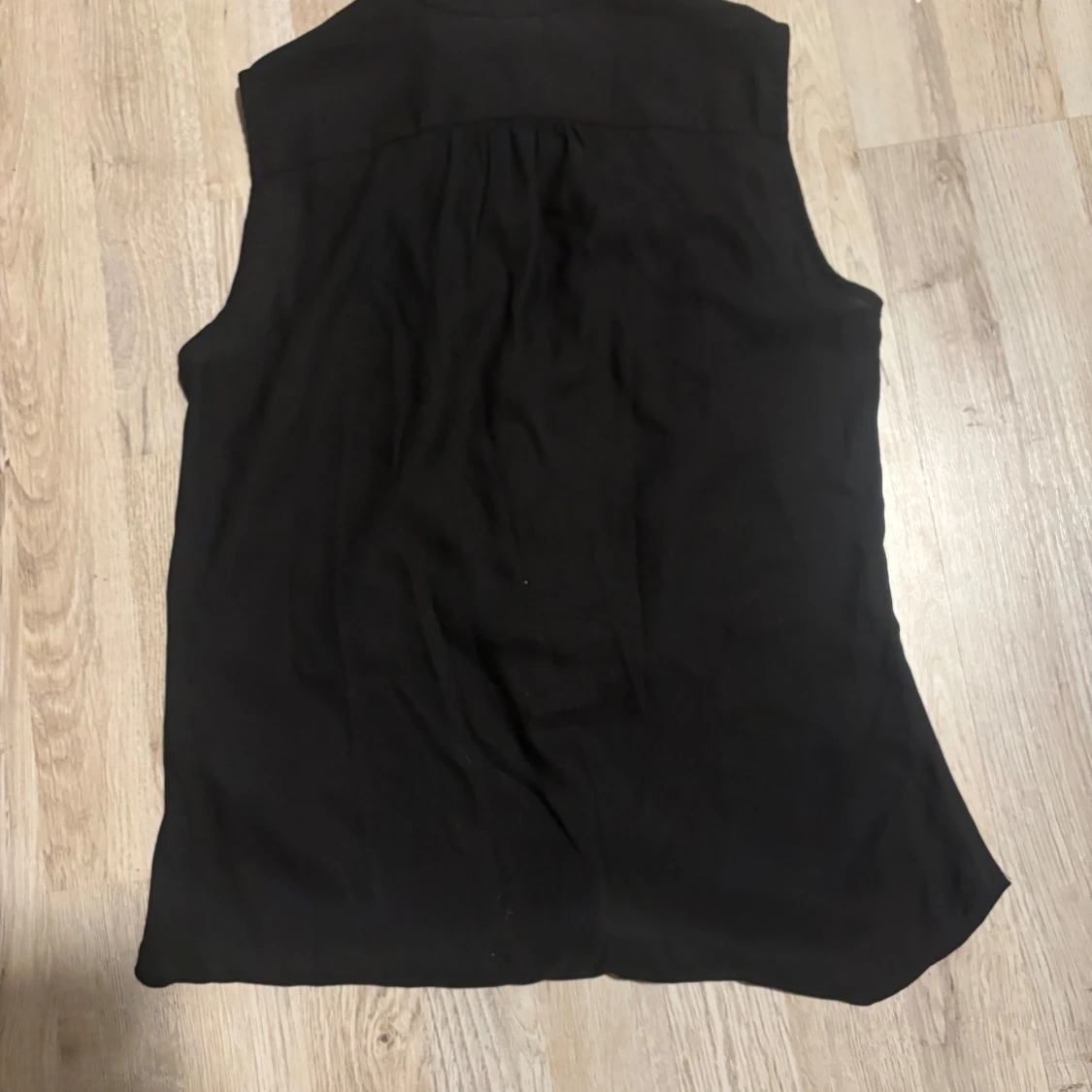 Svart ärmlös blus från H&M - 1