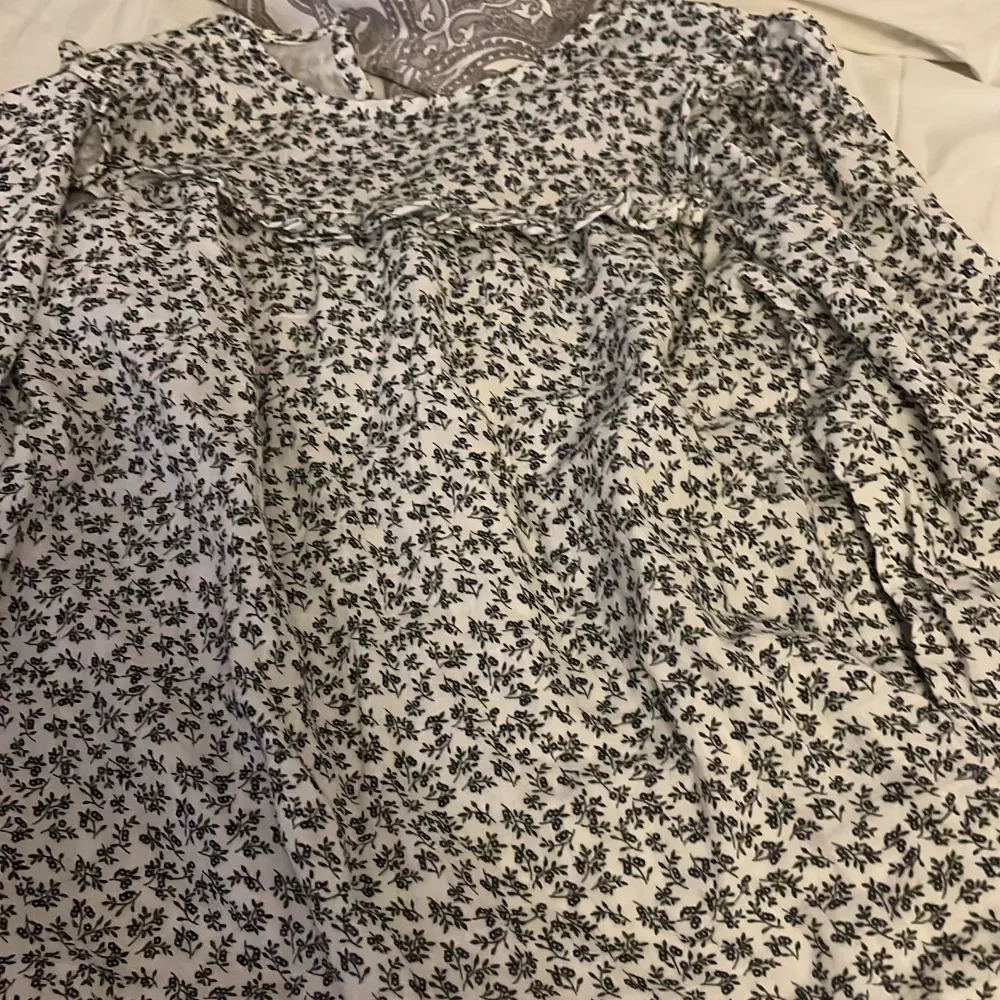 Vit blus från mango,storlek 164 med volanger. Puserot.