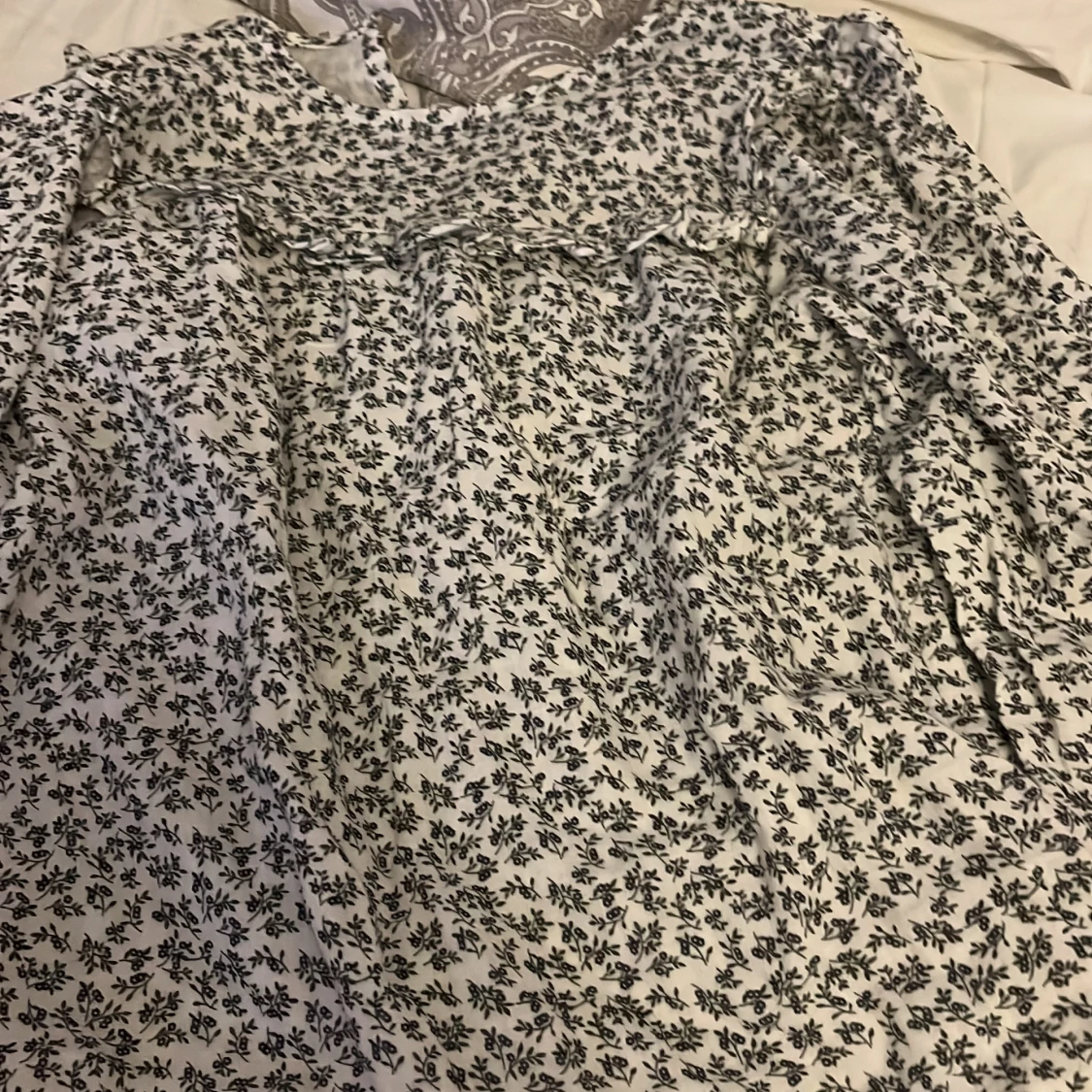 Vit blommig blus  - 3