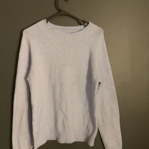 Ljusblå stickad tröja - Säljer en ljusblå stickad tröja med rund hals och långa ärmar. Tröjan är från Vero Moda i storlek xs