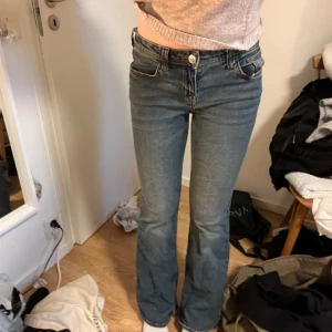 Blå jeans med bootcut - Snygga blå jeans med bootcut och låg midja. Stl 36, aldrig använda 🤍