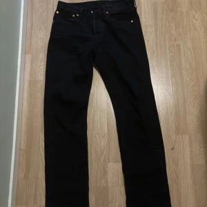 Svarta jeans från Levi's - Snygga svarta jeans från Levi's med klassisk design. De har en rak passform och är tillverkade i slitstarkt denim. Perfekta för en stilren look. Anledningen till varför dem säljs är för att dem är för stora använd 4-5 gånger 