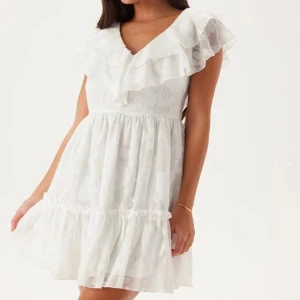 Studentklänning - Flounce dress från bubbelroom. Perfekt studentklänning, nyskick endast anbänd en gång.  