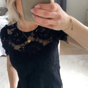 Svart spetsblus från Gina Tricot - Supersnygg svart spetsblus från Gina Tricot💖💖💖
