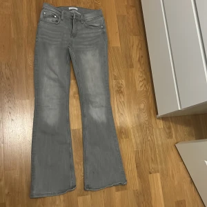 Grå bootcut jeans från Perfect Jeans - Snygga grå bootcut jeans från Gina Tricot, Perfect Jeans. Stretch, skön modell. 