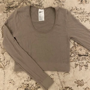 Beige ribbad tröja från H&M - Säljer en snygg beige ribbad tröja från H&M. Tröjan har en rund halsringning och långa ärmar, perfekt för en stilren look. Passar bra till både jeans och kjol. Perfekt för höst och vår!storlek M passar en S också