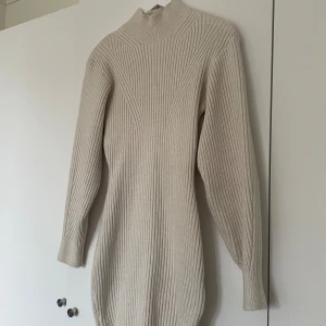 Stickad klänning från H&M - Stickad klänning från H&M, använd fåtal gånger så i mycket bra skick. Cremevit/ljus beige. 160kr vid snabb affär