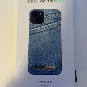 Jeansmönstrat mobilskal Ideal of Sweden - Snyggt mobilskal för från Ideal of Sweden med ett coolt jeansmönster. Passar iPhone 13 och är helt ny och oöppnad!💕