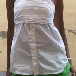 Vit tub topp - Perfekt till sommaren! Så snygg men passar tyvärr inte mig längre. Strl XS, bystmått är 35-36 cm💕