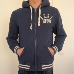 Ralph lauren hoodie  - Tjena! Säljer en fet Ralph lauren hoodie, svår att få tag på, priset kan diskuteras såklart! Hör av dig vid minsta tanken!!