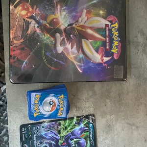 Pokémon Trading Card Game samling - Stor samling av Pokémon-kort inklusive en pärm med flera sidor av kort och en separat hög med kort. Pärmen har ett färgglatt omslag med Pokémon-motiv. Perfekt för samlare eller spelentusiaster! Det fanns inte med plats för att lägga alla bilder men fråga om ni vill. Det finns även hög av kort som inte får plats i boken.