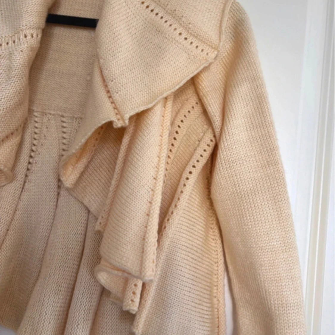 Gul stickad kofta - 2