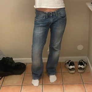 Lågmidjade pepe jeans - Säljer ett par skitsnygga pepe jeans! Midjemåttet rakt över är 43 cm, och innerbenslängden är 76 cm❣️skriv för frågor