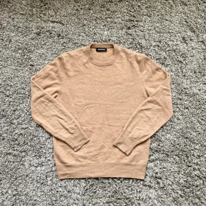 100% Kashmirtröja Nypris = 10.000kr! från Naadam - Säljer en snygg 100% Kashmirtröja från Naadam! NYPRIS = 10.000kr⭐️Mitt pris = 1299kr🙌 Skick 9/10! Storlek S passar S! Hör gärna av er om ni har funderingar!🤝