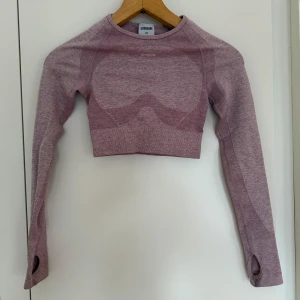Träningstopp från GymShark - Säljer denna långärmade träningstopp från GymShark då den inte kommer till användning🩷 varsamt använd så fint skick!  Storlek XS, men kan passa en XXS också.