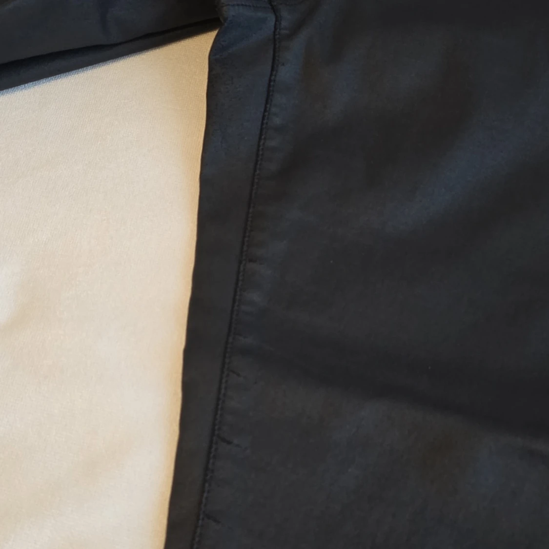 Svarta byxor i syntetmaterial - 2